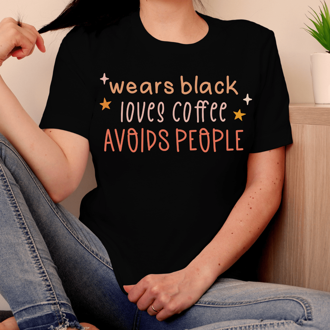 T-Shirt Wears Black Loves Coffee Avoids People | Jersey Short Sleeve Tee