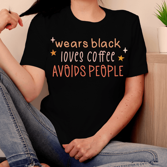 T-Shirt Wears Black Loves Coffee Avoids People | Jersey Short Sleeve Tee